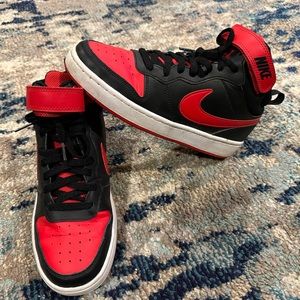 NIKE BIG KID COURT BOROUGH MID 2 SNEAKERS Size 7y